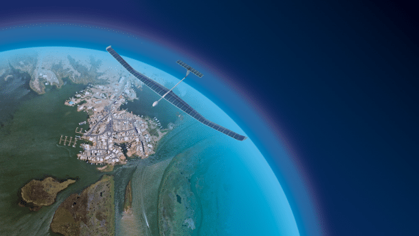 Drohne Zephyr schwebt über der Erde