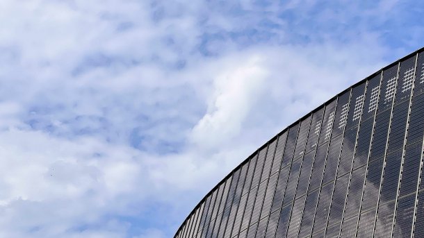 Photovoltaik-Anlage am Bremer Weserstadion vor leicht bewölktem Himmel.