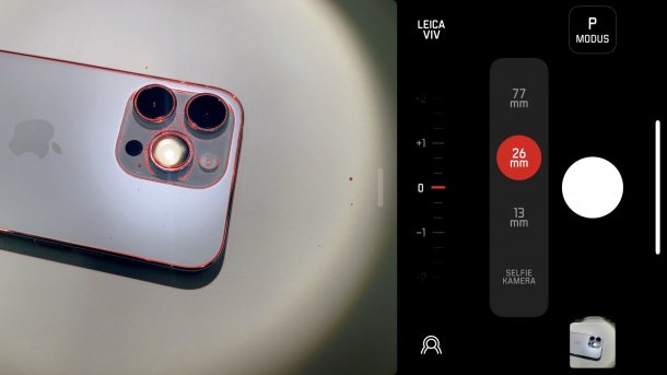 Die Rückseite eines Smartphones in der Optik der Leica-App mit Belichtungs- und Brennweiteeinstellungen am Rand