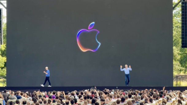 Tim Cook und Craig Federighi begrüßen die Gäste im Apple Park