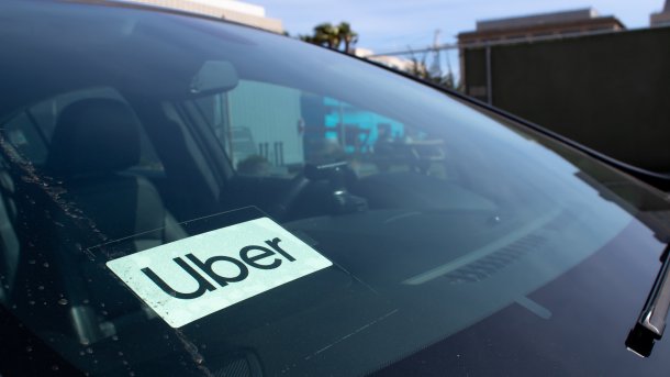 Uber-Schild hinter der Frontscheibe eines Autos