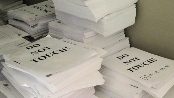 Papierstöße mit Anweisung "Do Not Touch"