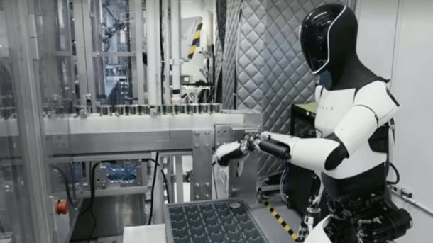 Tesla-Chef Musk: Mindestens 1000 Optimus Bots sollen bald bei Tesla  arbeiten | heise online