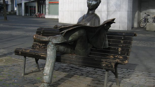 Statue eines Zeitungslesers
