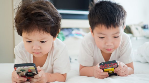 Kinder am Smartphone