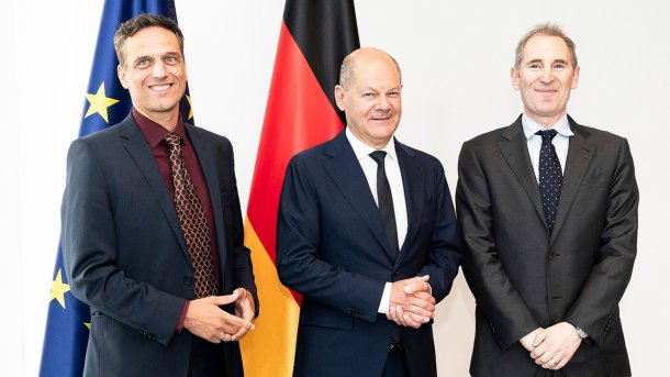 Bundeskanzler Scholz mit Amazon-Managern