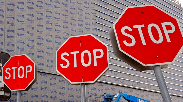 3 Stop-Tafeln nebeneinander