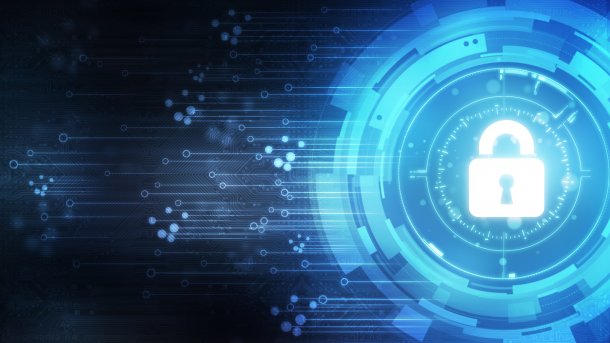 Würfel mit Buchstaben buchstabieren "CYBERCRIME"; ein Finge dreht gerade einige Buchstaben um, um daraus "CYBERSECURITY" zu machen.