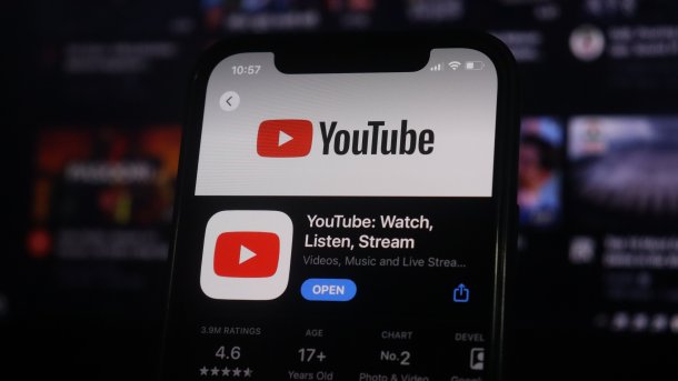 Stilisiertes Bild: Ein Laptop zeigt das Youtube-Logo, rundherum fliegen Viren
