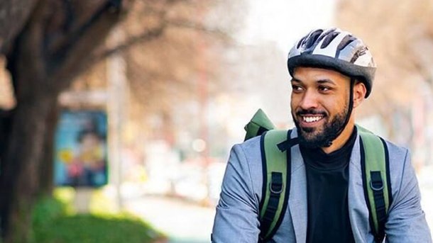 Mann mit Fahrradhelm