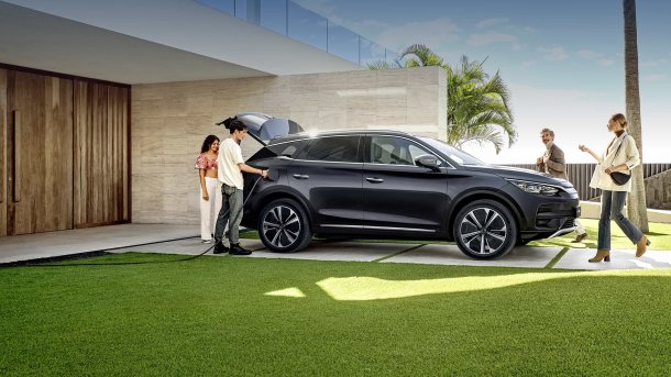 Elektroautos von BYD und vier Menschen