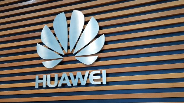 Huawei-Logo auf Firmenzentrale