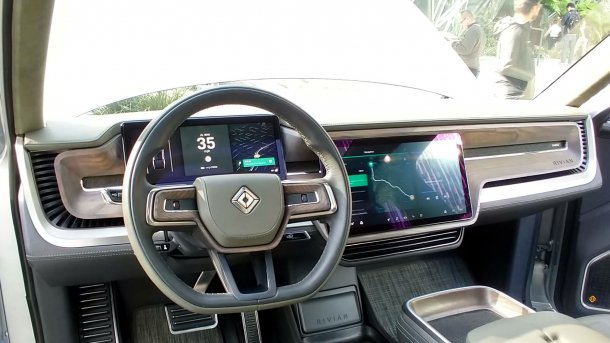 Cockpit eines Rivian, die Motorhaube ist geöffnet