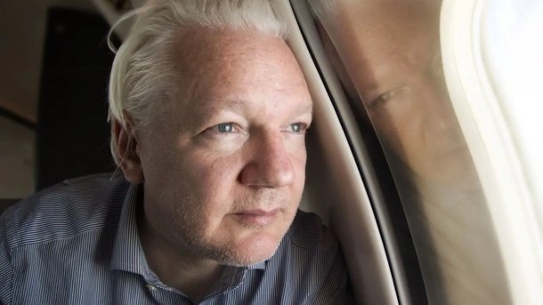 Julian Assange im Flugzeug