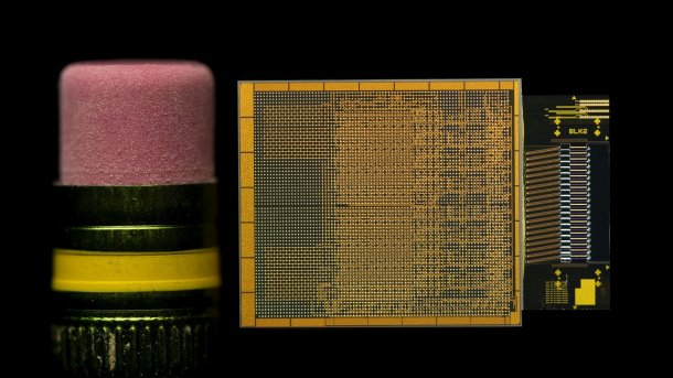 Intels Optical Compute Interconnect Chiplet neben einem Bleistift zum Größenvergleich.