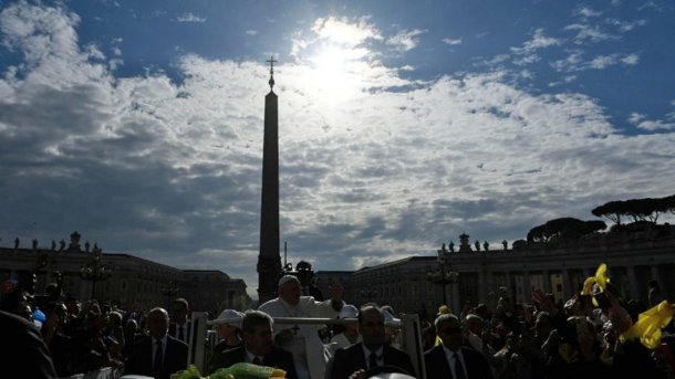 Papst Franziskus im Gegenlicht