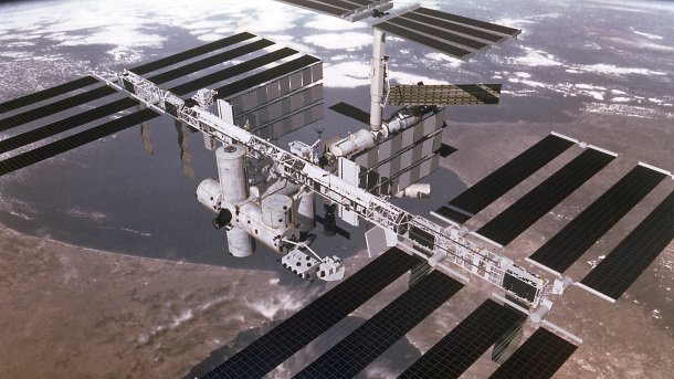 ISS, im Hintergund die Erde
