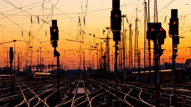 Viele Eisenbahnschienen vor Sonnenuntergang