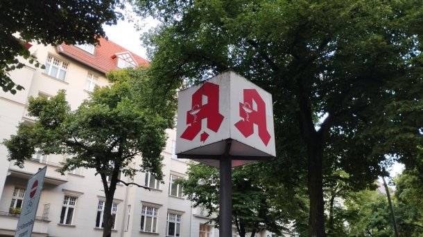 Rotes Apotheken-A in Berlin