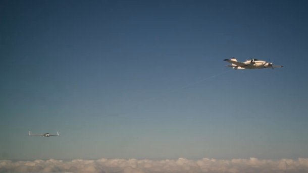 Ein Flugzeug hat einen Frachtsegler in Schlepptau.