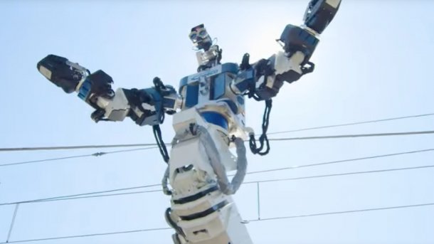 Ein Riesenroboter breitet seine Arme aus.