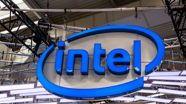 Das Intel-Logo über einem Messestand