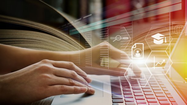 Student nutzt Laptop