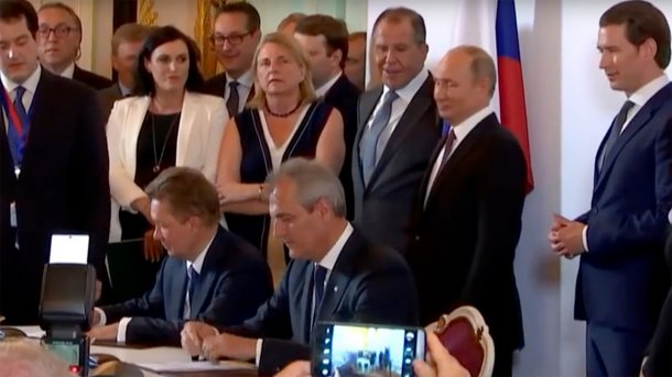 Putin and Kurz during the signing of the gas supply contract.