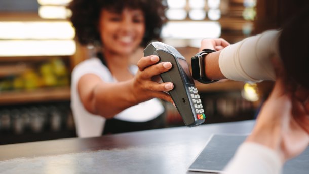 Bezahlen mit Apple Pay – hier per Apple Watch