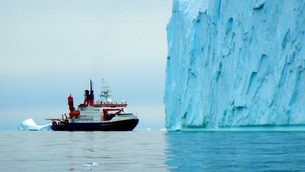 Das Forschungsschiff Polarstern vor einem Eisberg in der Pine Island-Bucht