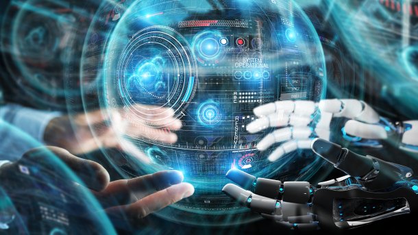 Zwei Hände reichen einander, eine menschliche Hand und eine Roboterhand.