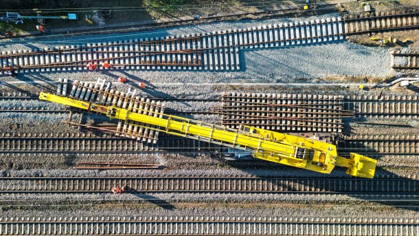 Rail-mounted slewing crane during track construction work in Mannheim