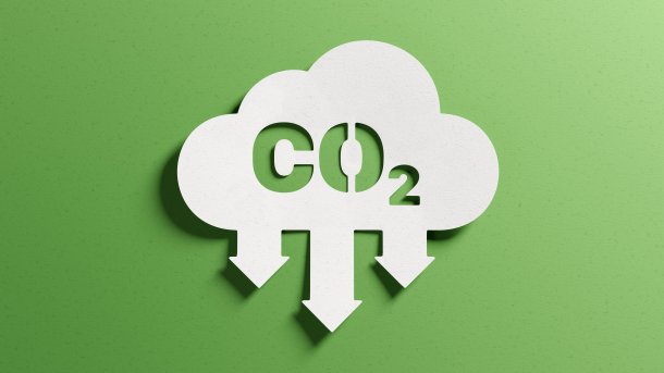 Aus einer gezeichneten Wolke mit Aufschrift "CO2" wachsen drei Pfeile nach unten