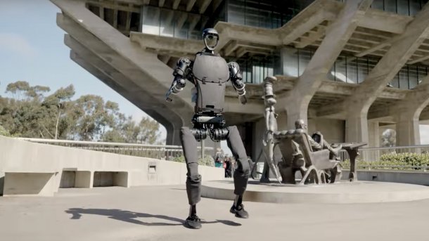 Roboter läuft auf Straße