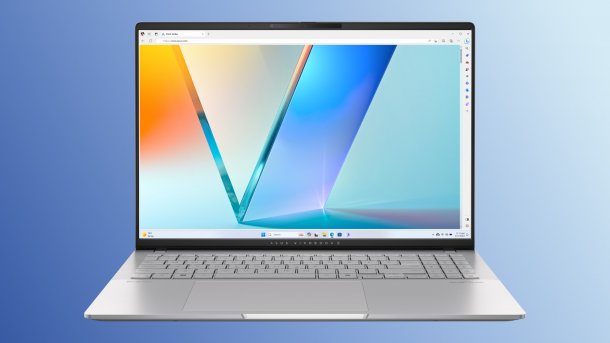 Asus Vivobook S 16 OLED auf blauem Hintergrund