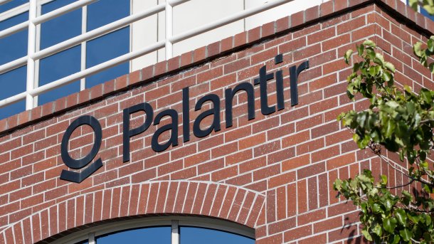 Palantirs Logo auf Ziegelgebäude