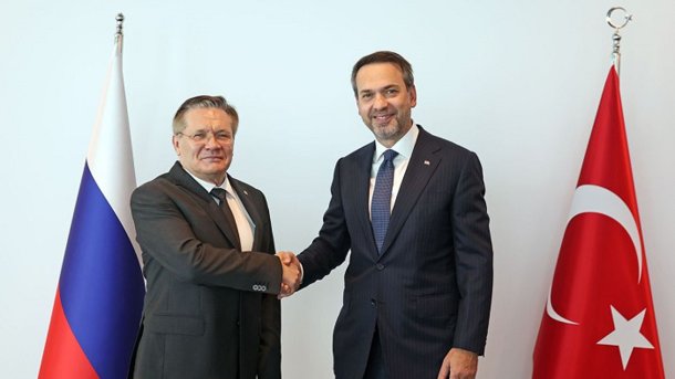 Rosatom-Chef und türkischer Energieminister geben sich die Hand