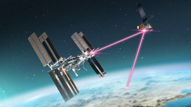 Satellit leitet Lasersignal an ISS