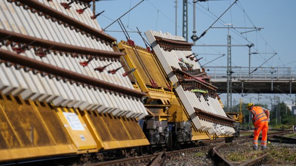 Ein Weichentransportwagen und ein Arbeiter