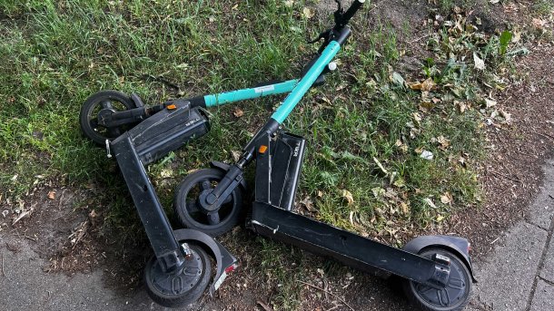 Elektro-Stehroller liegen herum.