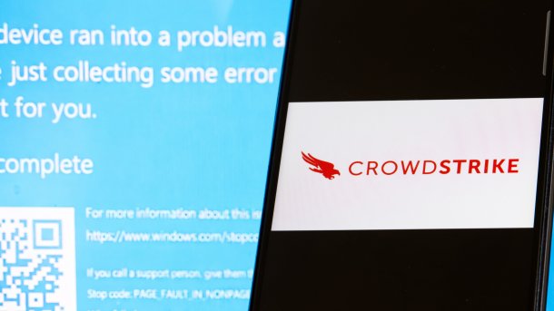 Logo des Sicherheitsanbieters CrowdStrike vor einem Bildschirm mit  abgestürztem Windows und Blue Screen im Hintergrund.