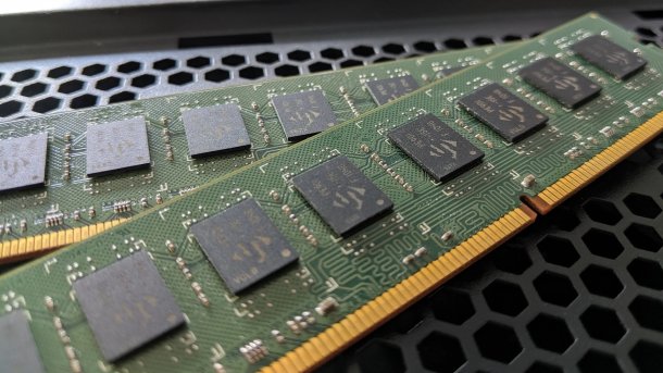 Zwei DDR4 Speicherriegel übereinander liegend