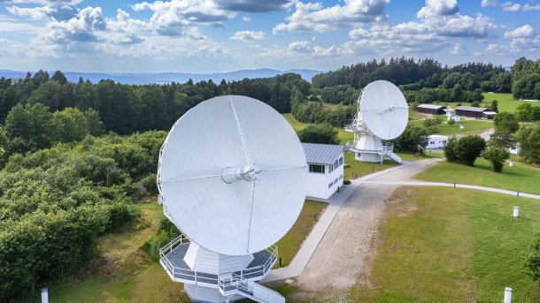 Aufnahme zweier Radioteleskope des BKG im bayrischen Wettzell.