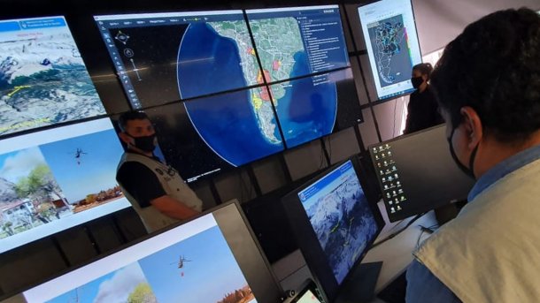 Mann sitzt vor Überwachungsmonitoren