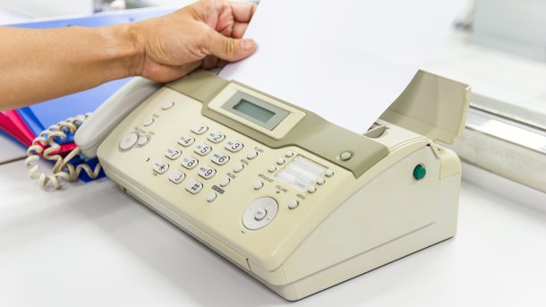 Ein altmodisches und leicht vergilbtes Faxgerät