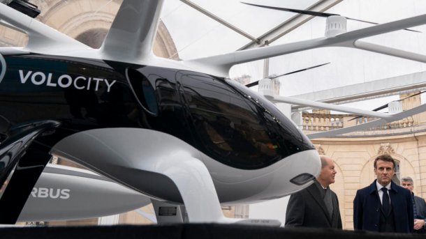 Emmanuel Macron beschaut ein Flugtaxi