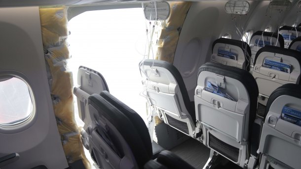 Blick von innen auf ein Loch im Rumpf einer Boeing 737.
