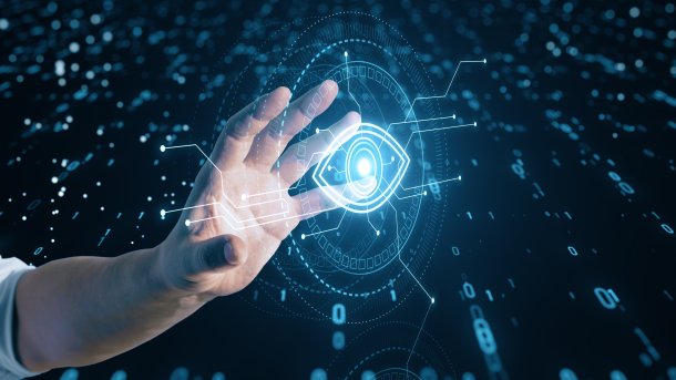 Eine männliche Hand greift nach einem Auge im Cyberraum.