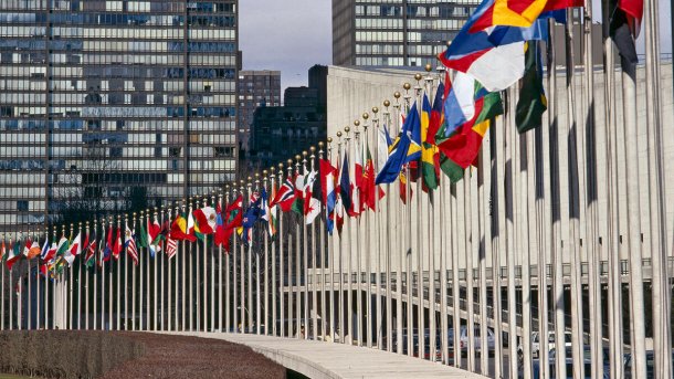 Fahnen der Mitgliedstaaten vor dem UN-Hauptquartier in New York.