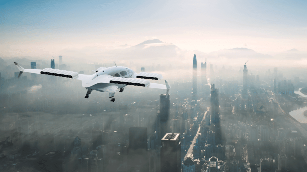 Ein Lilium-Flugtaxi fliegt in einer Computergrafik über einer Stadt
